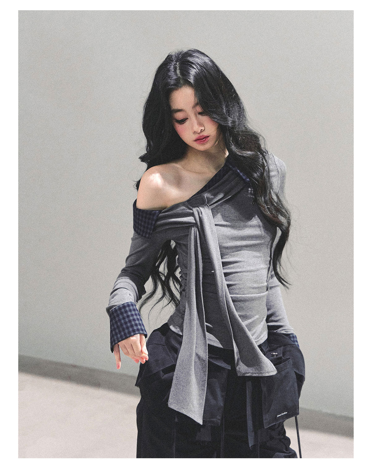 少也眼 “The Quiet Passing” Asymmetric Knit Off-Shoulder Top - Gray 65624