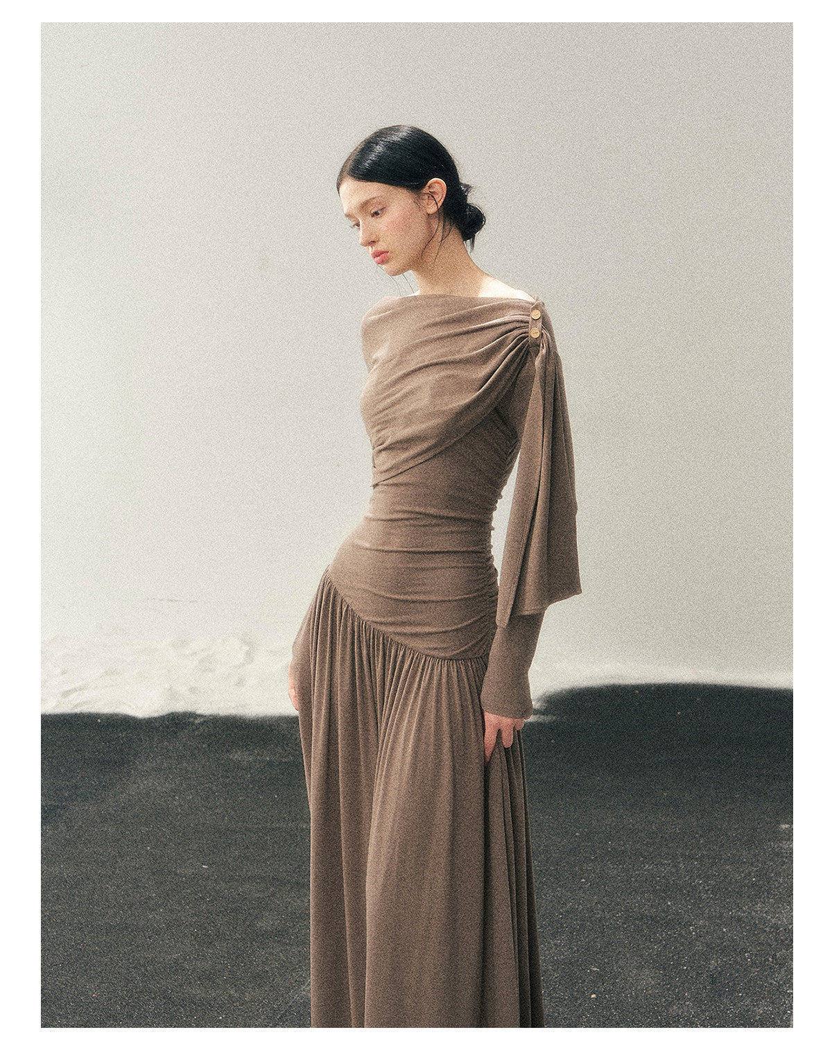 少也眼 "Pure Heart Reflected in Snow" French Cool Off-Shoulder Knit Maxi Dress