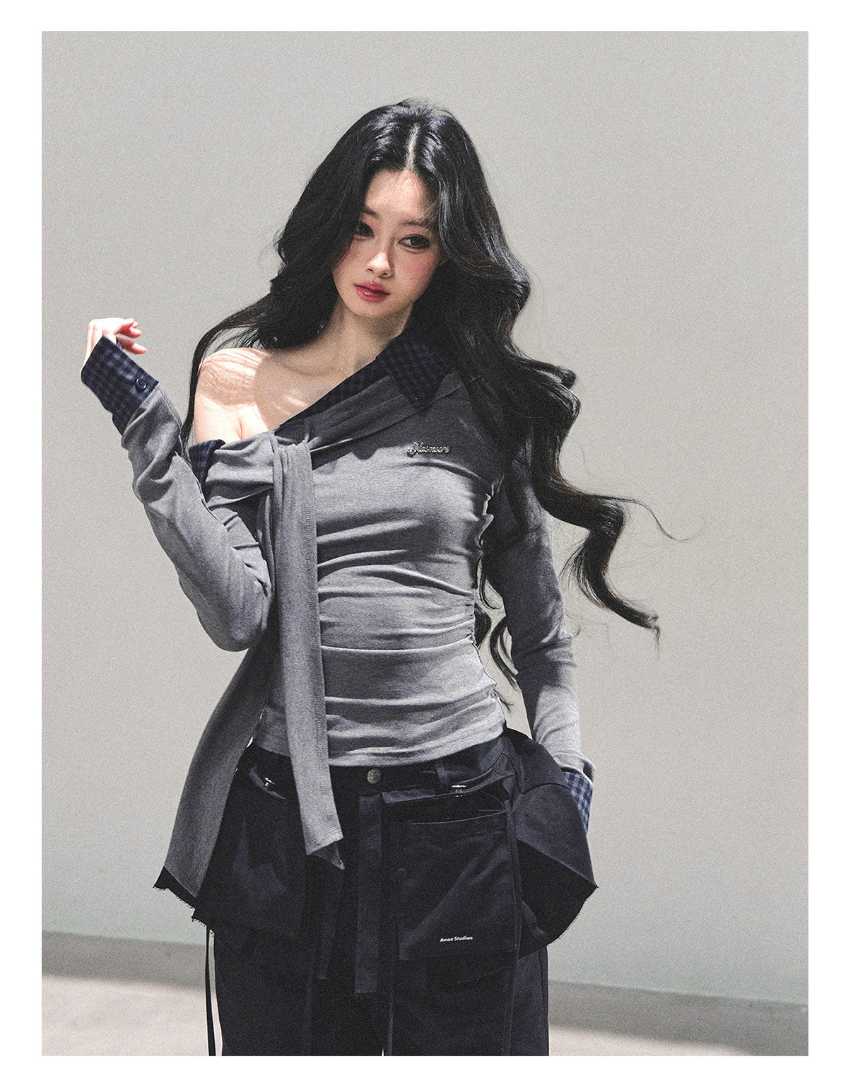 少也眼 “The Quiet Passing” Asymmetric Knit Off-Shoulder Top - Gray 65624