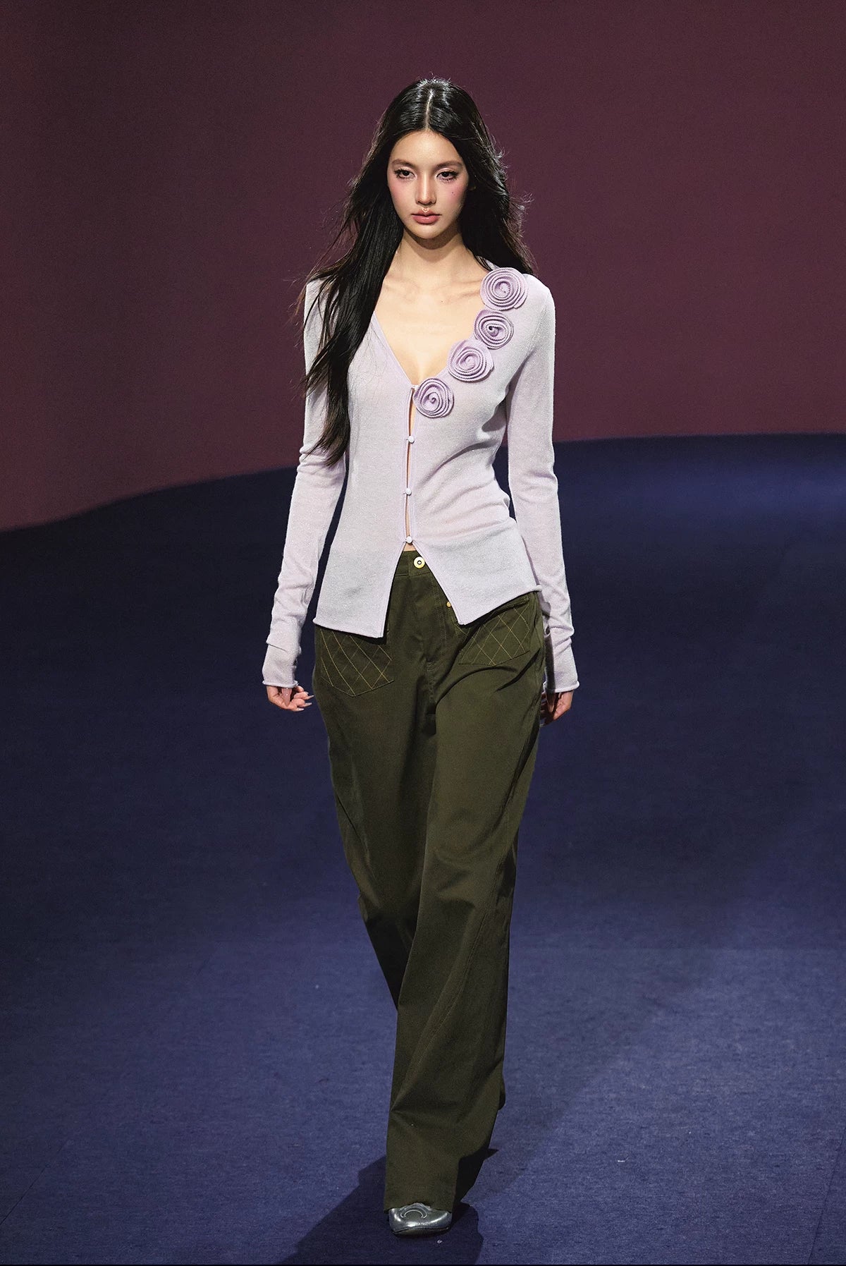 3D Rose Contrast V-Neck Shimmer Knit Cardigan (White/ Light Lavender)