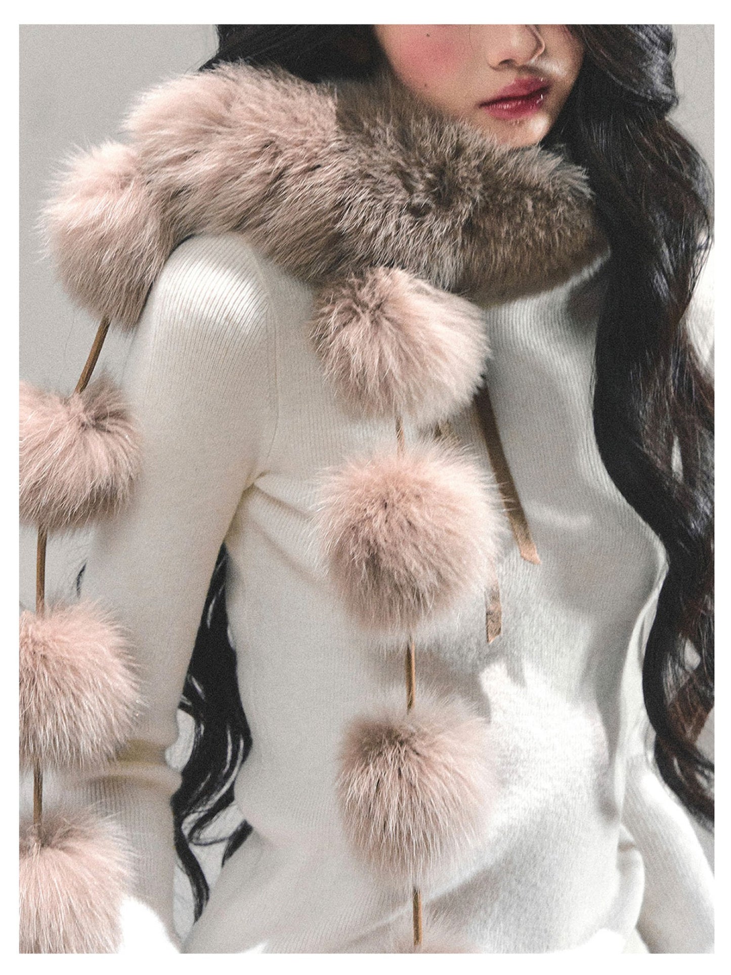 少也眼 “Passing by Her Side" Faux Fox Fur Scarf - Khaki