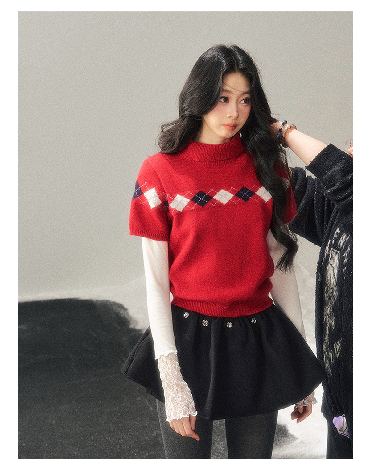 少也眼 “Snow-Wrapped Christmas Letter” Mock Neck Short-Sleeve Knit Top
