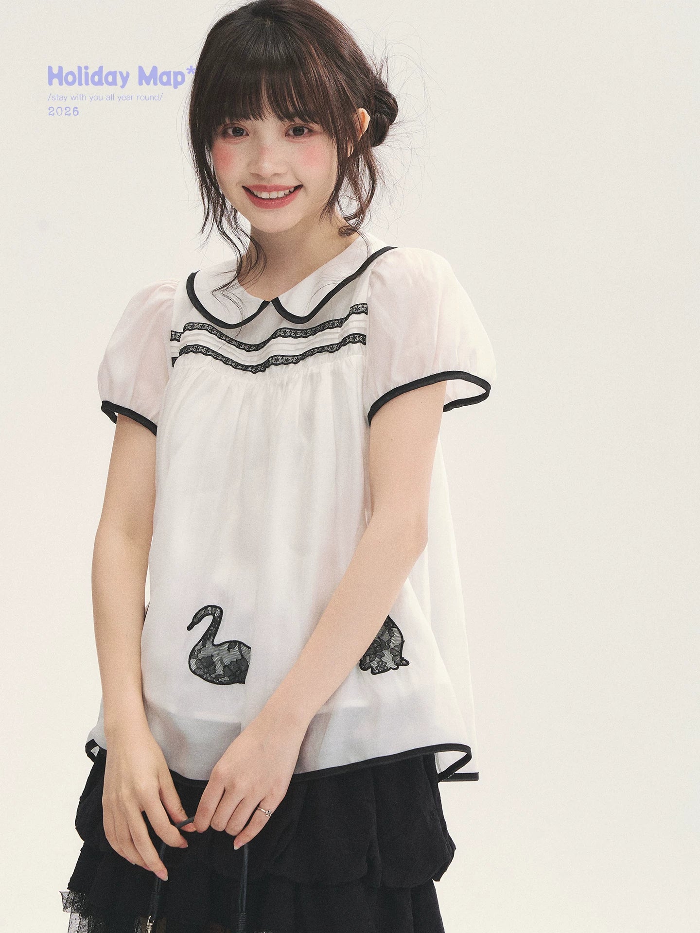 "Antique Dollhouse" Lace Appliqué Peter Pan Collar Puff Sleeve Blouse (Ivory White/ Still Blue)