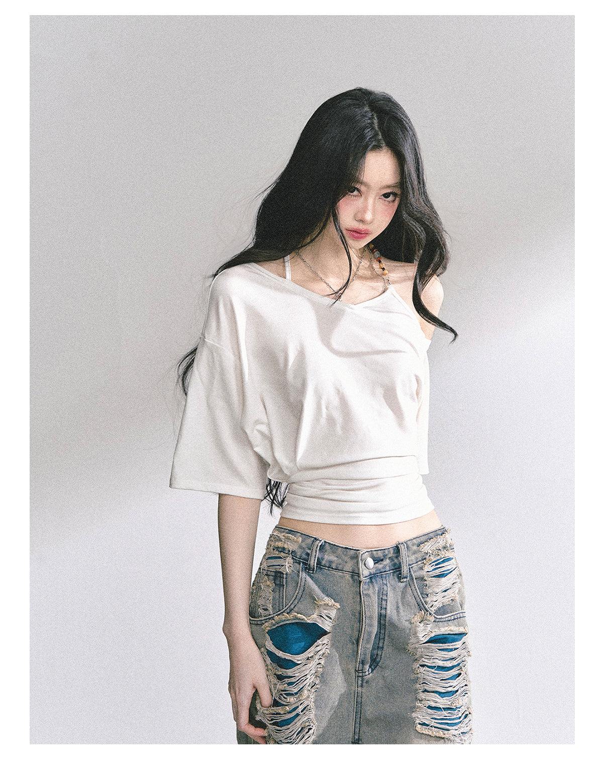 少也眼 “Smart Relax” Asymmetric Halter Short Tee - White