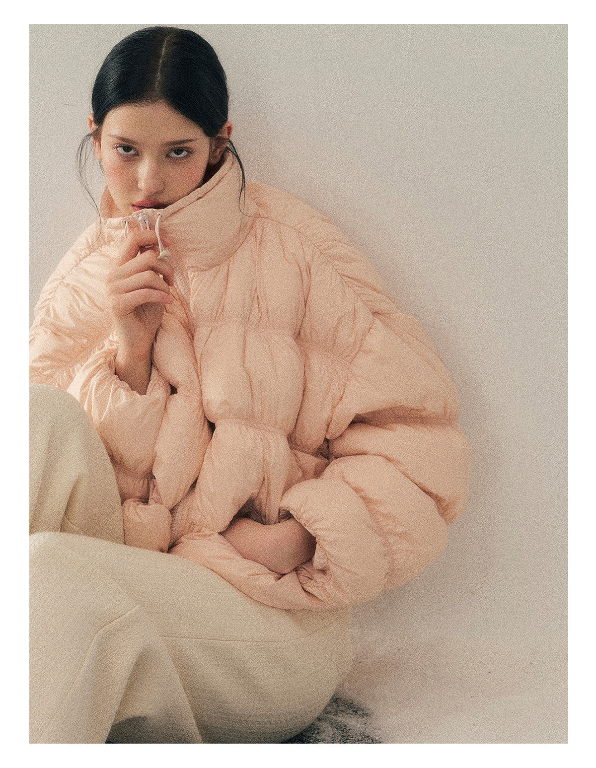 少也眼 “She Gazes at the Snow” White Duck Down Cropped Jacket - Lotus Root Pink