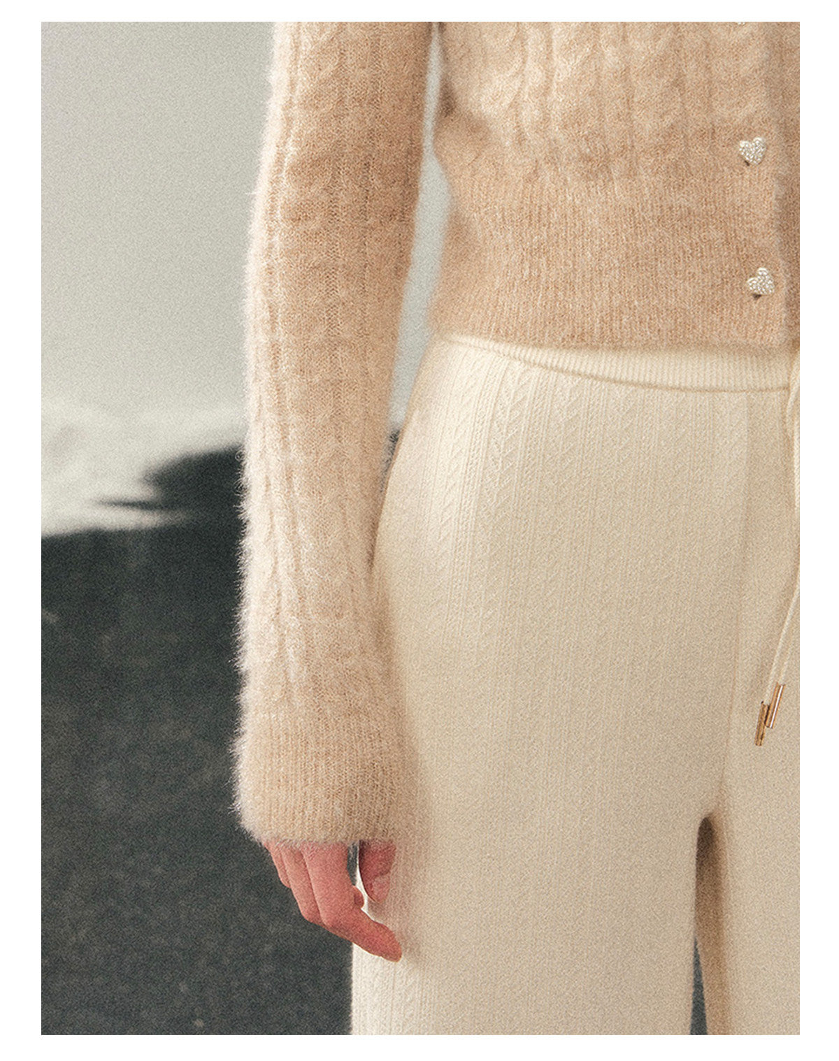 少也眼 “The Density of Lingering Warmth” French-Inspired Floral Knit Top