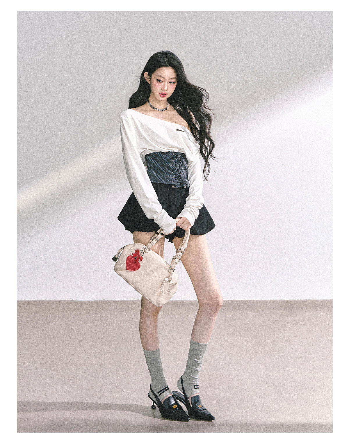 少也眼 "Ivy Academy" Asymmetric Off-Shoulder Long-Sleeve Tee