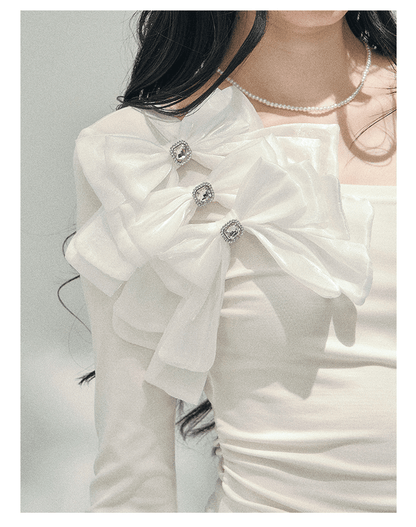 少也眼 "Morning Mist Shoulder" Bow Off-Shoulder T-Shirt in Cloud White 52742574