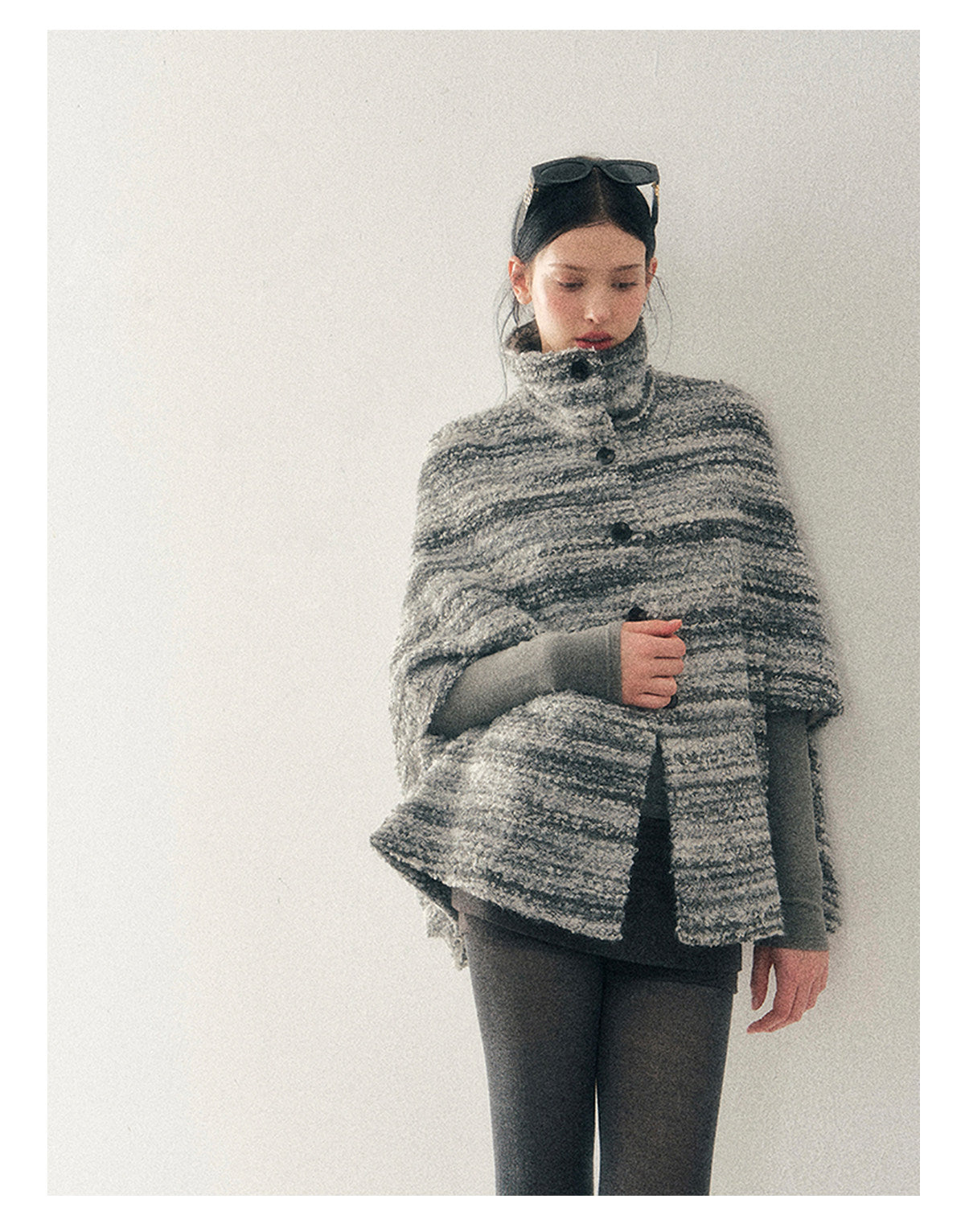 少也眼 "Soft-Focus Warmth" Tweed Cape Coat - Silver Grey