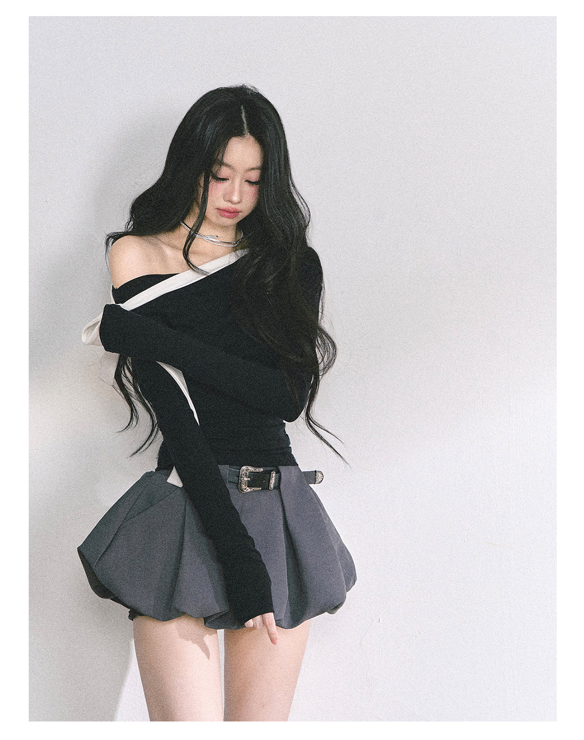 少也眼 "Sweet Temptation Spiral" Asymmetric Off-Shoulder Long-Sleeve Crop Tee - Black