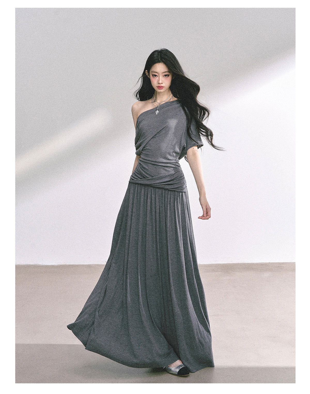 少也眼 “Minimal Paper Doll” Asymmetric Maxi Dress