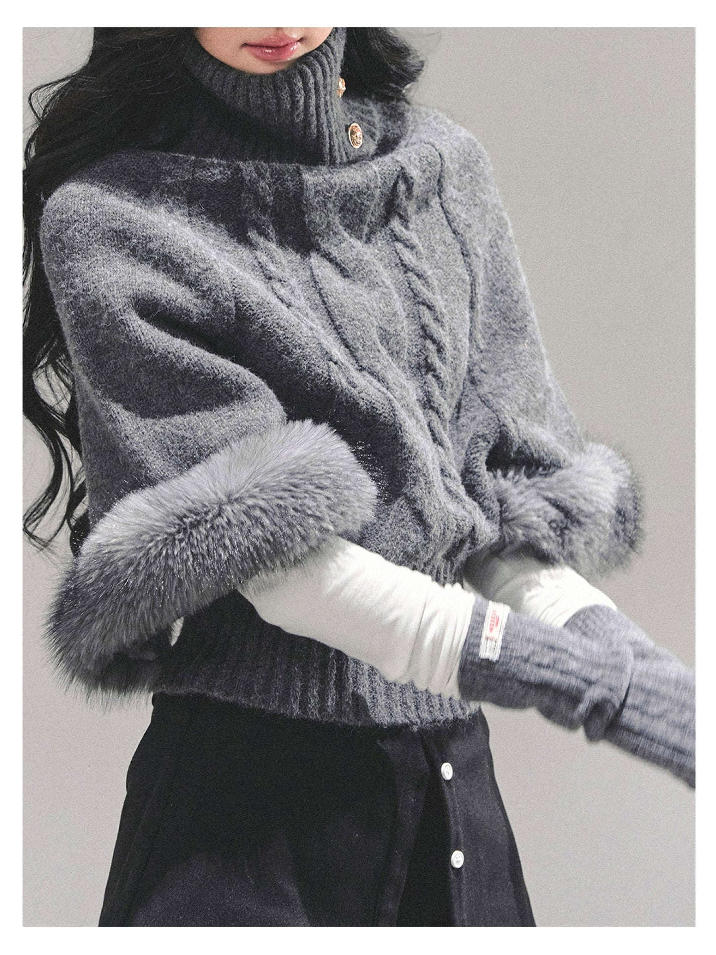少也眼 “Only She Remains Awake" Gray Mohair High-Neck Knit Sweater (with detachable faux fur)