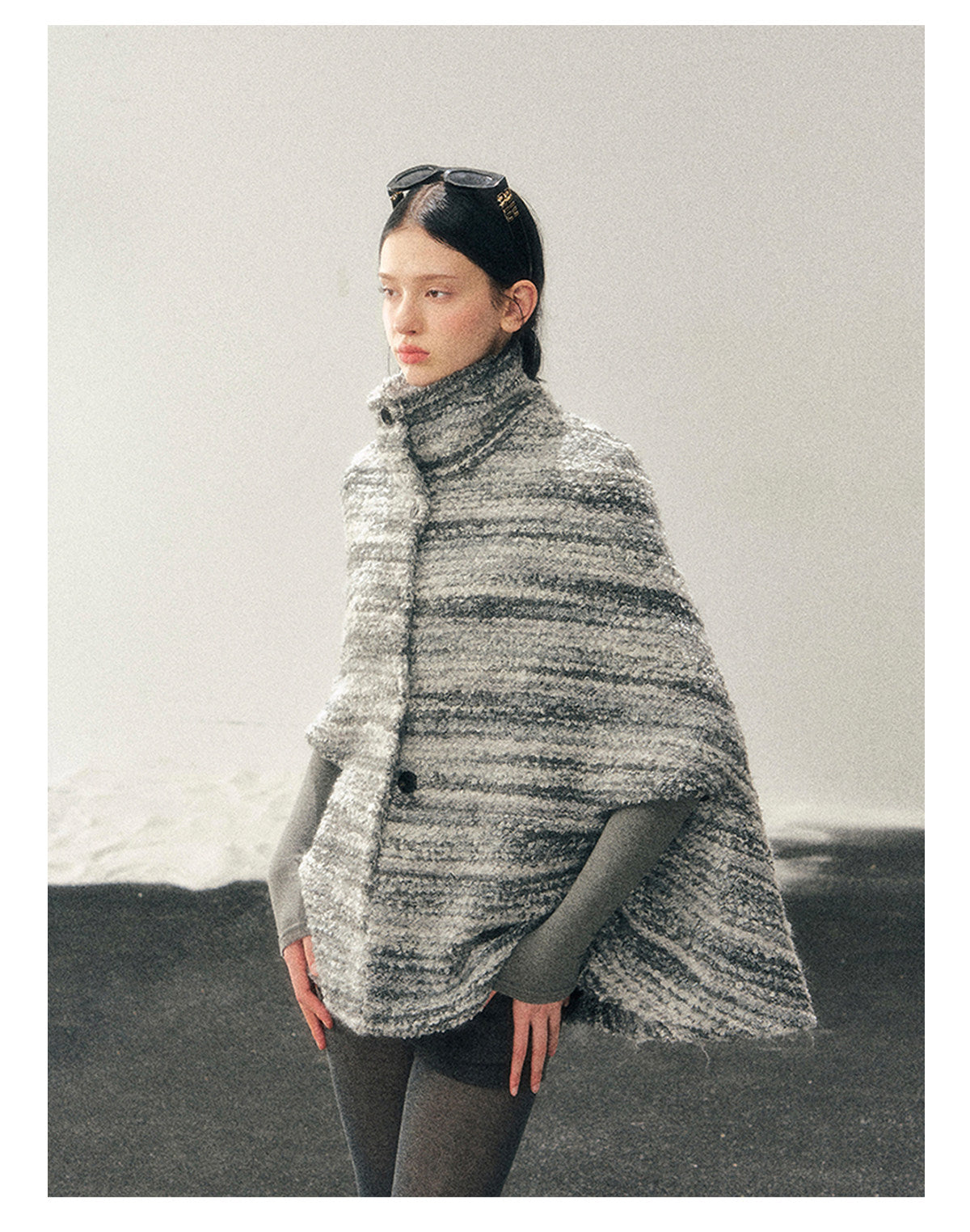 少也眼 "Soft-Focus Warmth" Tweed Cape Coat - Silver Grey
