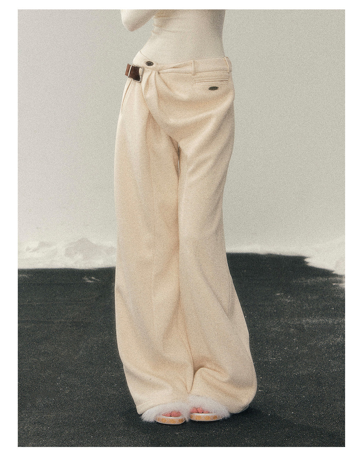 少也眼 “She Passes Through Winter” Fleece-Lined Wide-Leg Trousers with Belt Detail - Mother-of-Pearl Beige