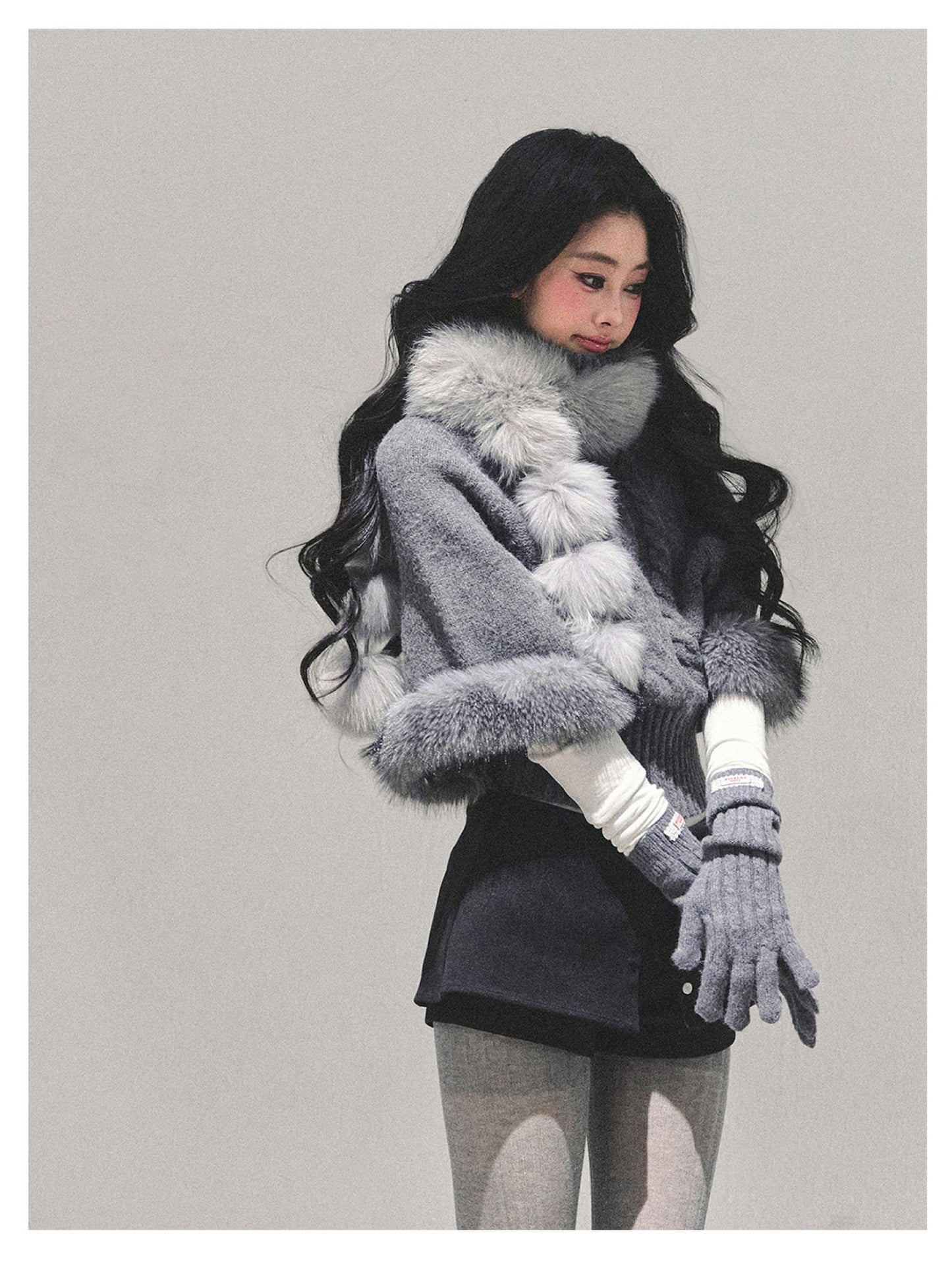 少也眼 “Passing by Her Side" Faux Fox Fur Scarf - Gray