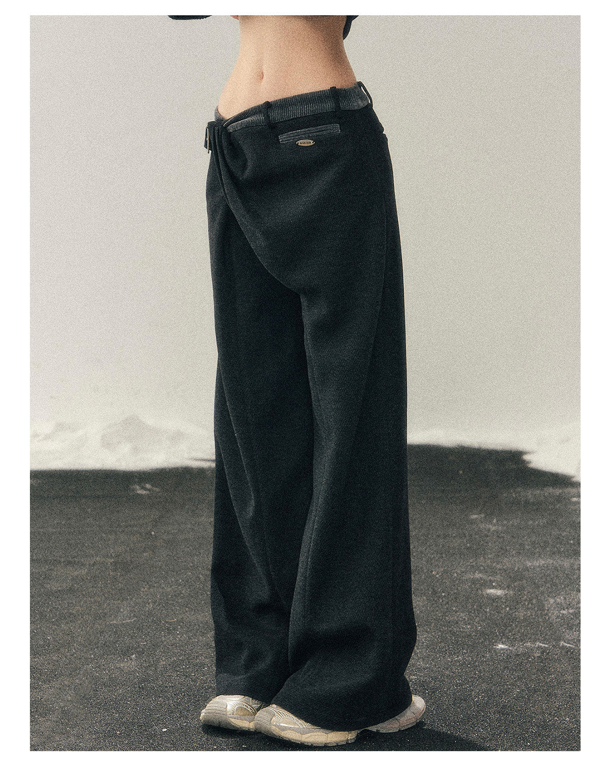少也眼 “She Passes Through Winter” Fleece-Lined Wide-Leg Trousers with Belt Detail - Deep Rock Gray
