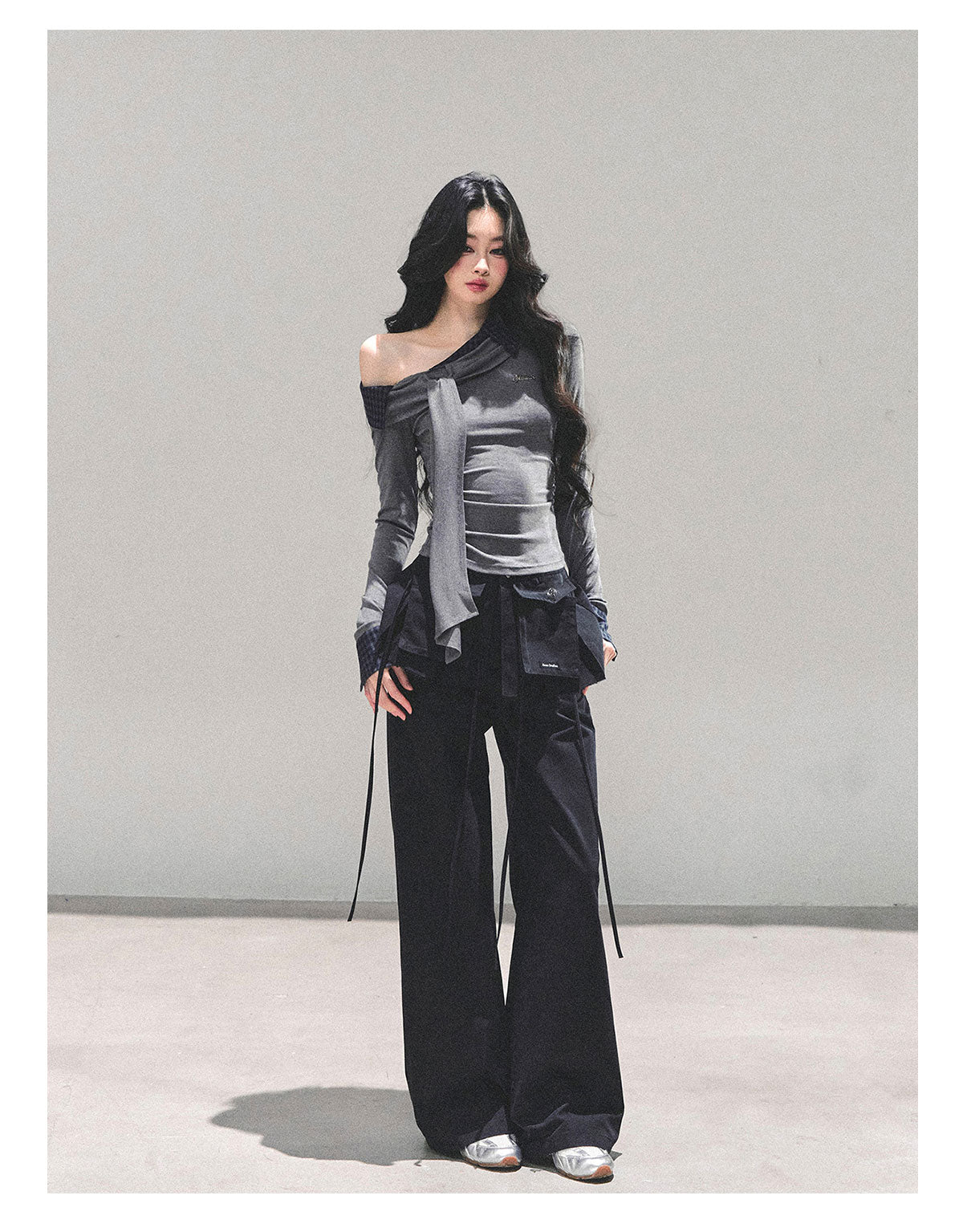 少也眼 “The Quiet Passing” Asymmetric Knit Off-Shoulder Top - Gray 65624