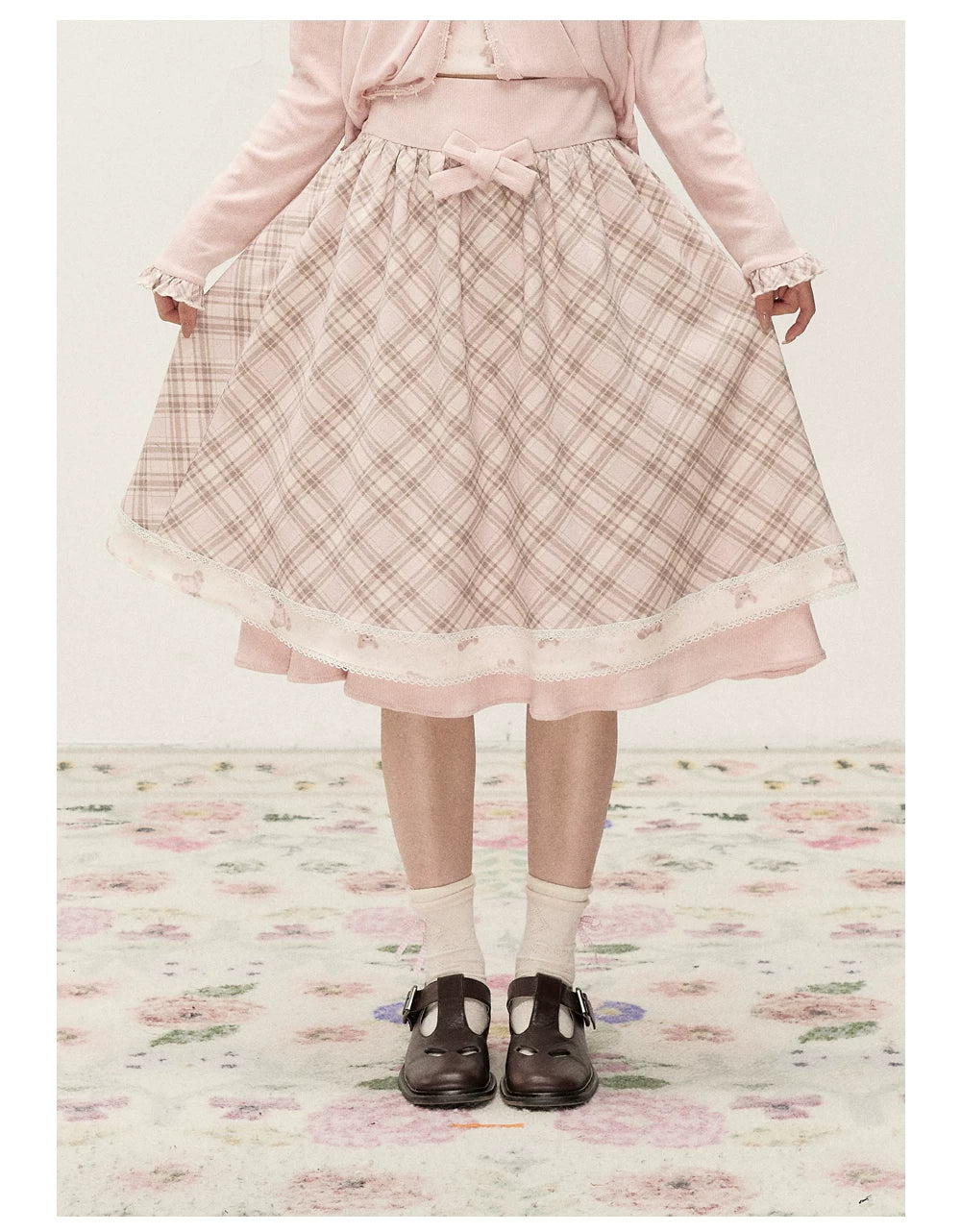 [RF] Vintage-Inspired Gingham Check Two-Piece Set with V-Neck Top and Pleated Skirt