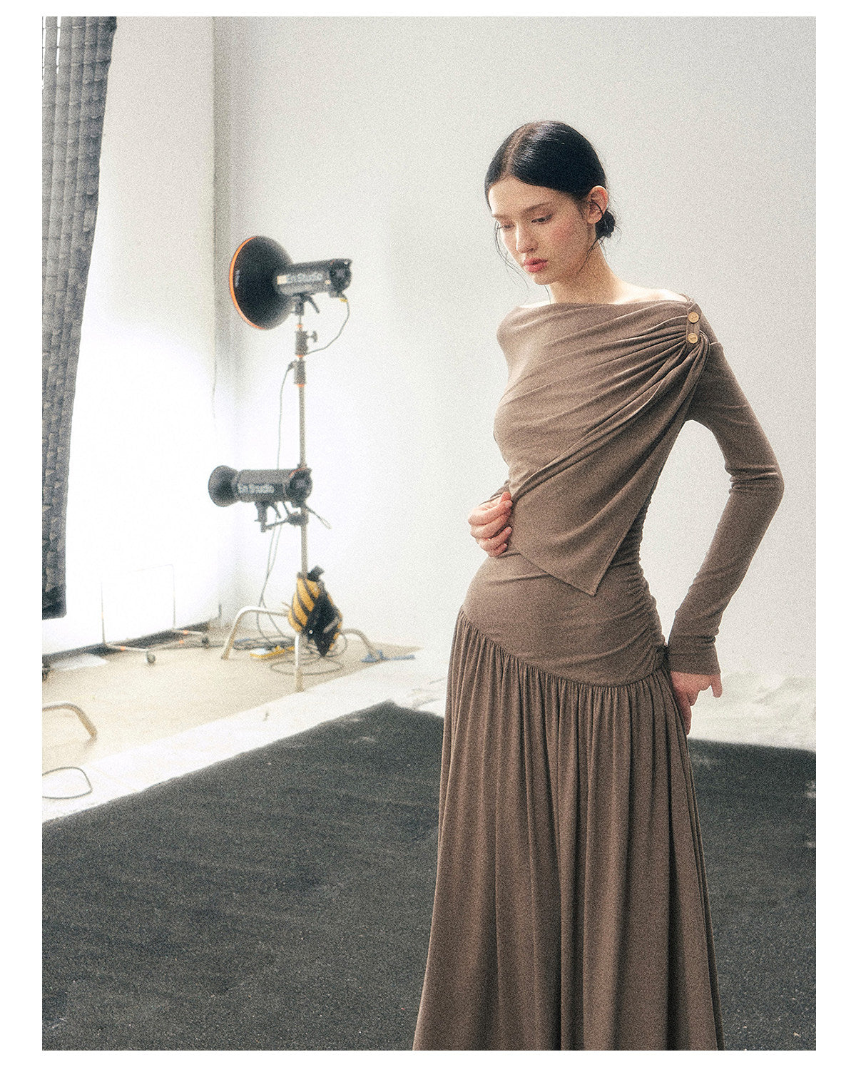 少也眼 "Pure Heart Reflected in Snow" French Cool Off-Shoulder Knit Maxi Dress