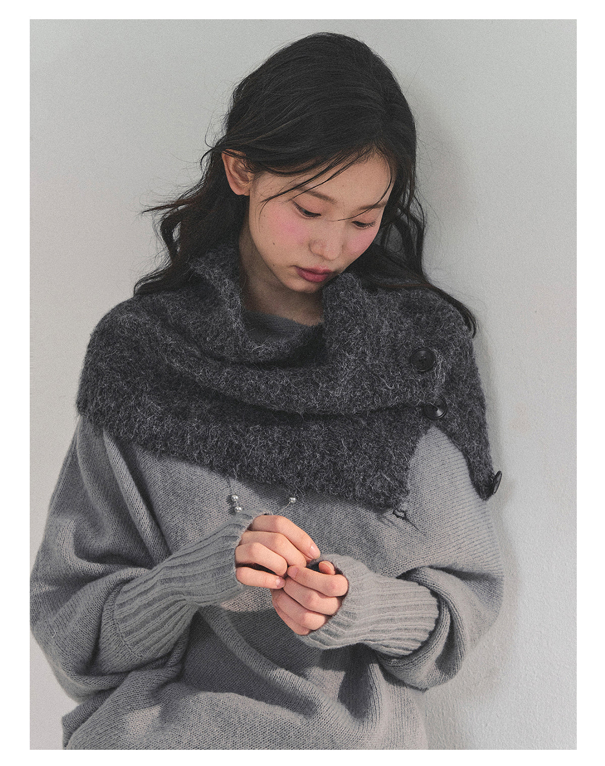 少也眼 “Embers of Sunset” Mini Faux-Knit Shoulder Wrap – Gray & Cocoa