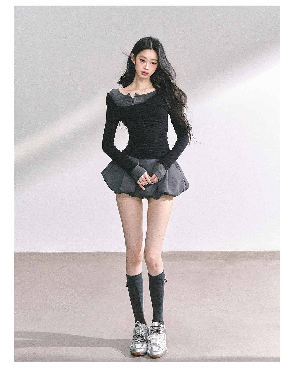 少也眼 "Seoul Toccata" Layered Off-Shoulder Long Sleeve Tee - Black-Gray 2536486