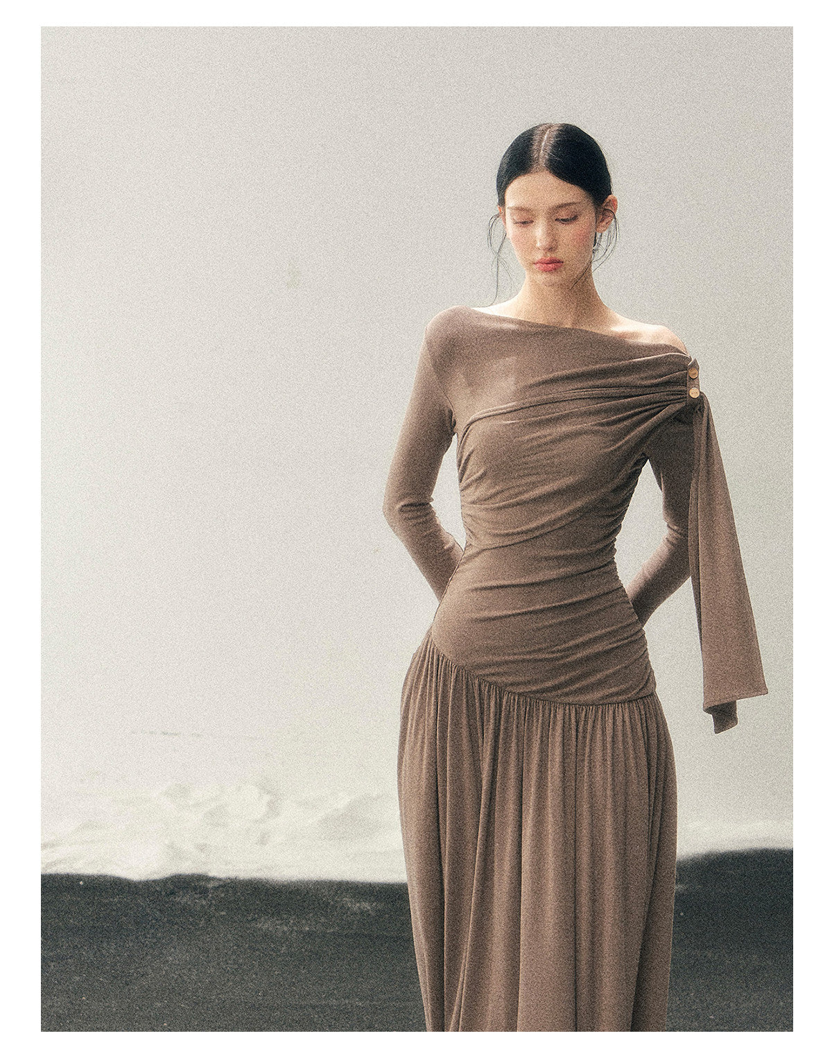 少也眼 "Pure Heart Reflected in Snow" French Cool Off-Shoulder Knit Maxi Dress