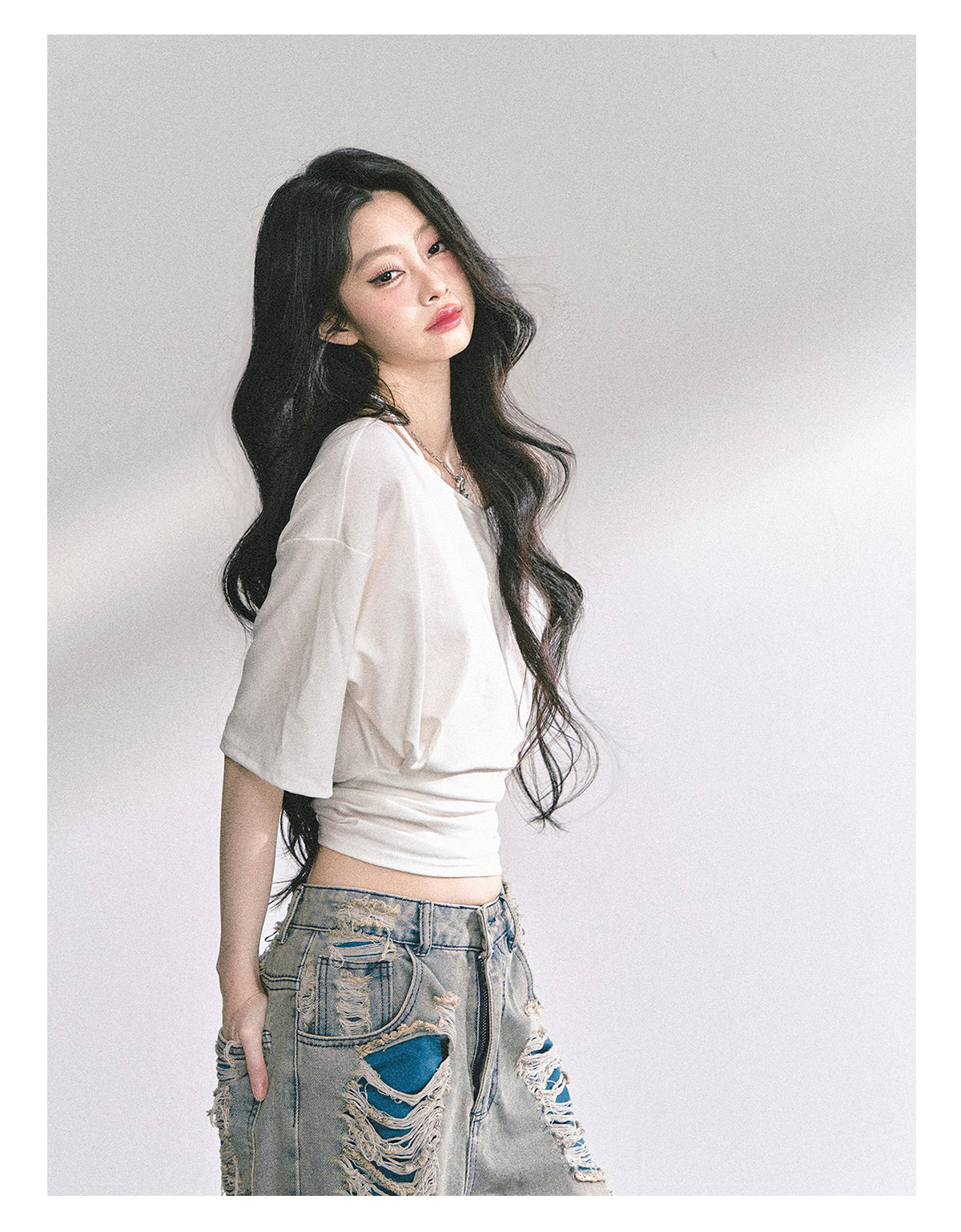 少也眼 “Smart Relax” Asymmetric Halter Short Tee - White