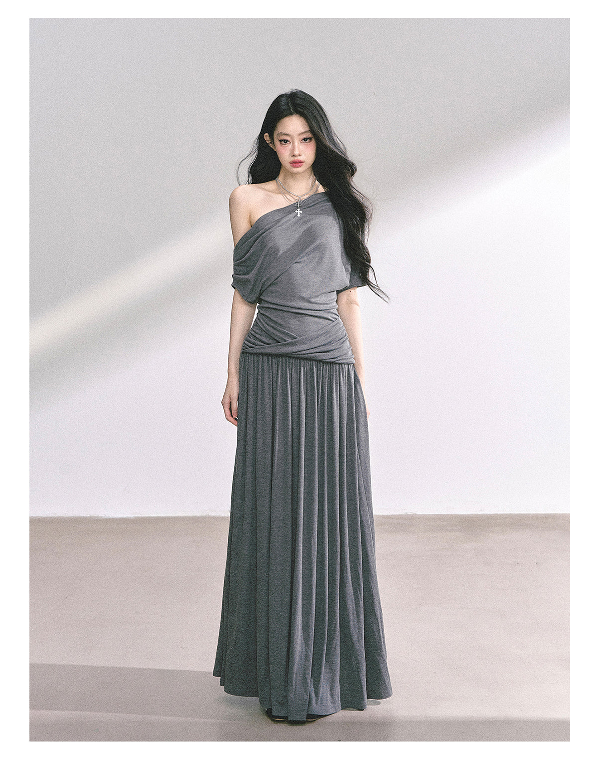 少也眼 “Minimal Paper Doll” Asymmetric Maxi Dress