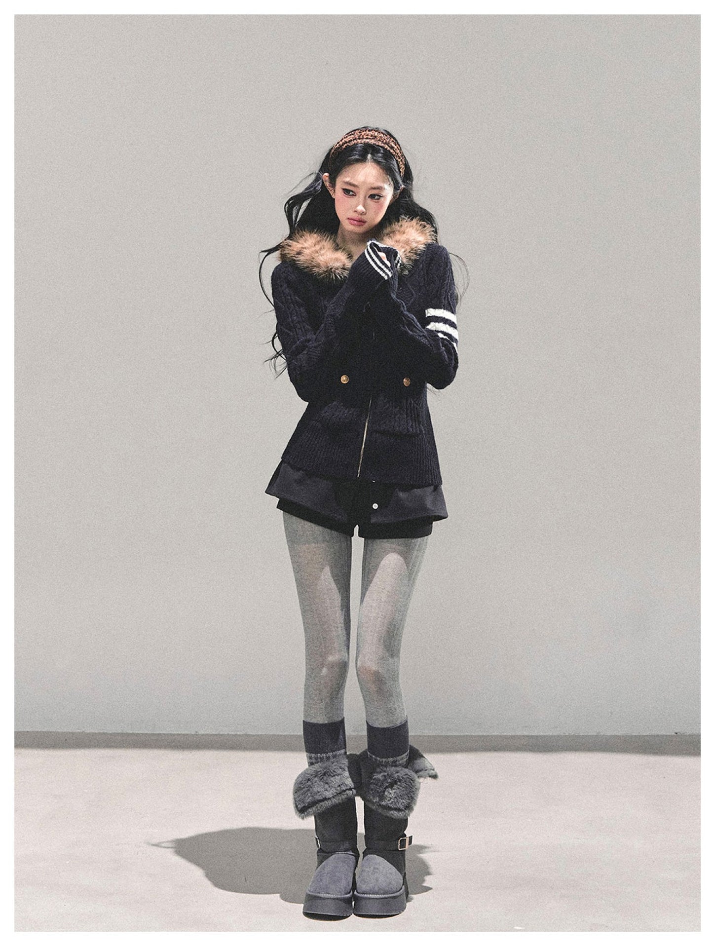 少也眼 "Only She Walks By" Black Hooded Knit Sweater
