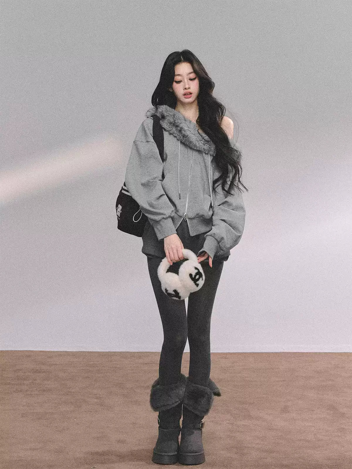 少也眼 Two-Piece Grey Hoodie and Shorts Set