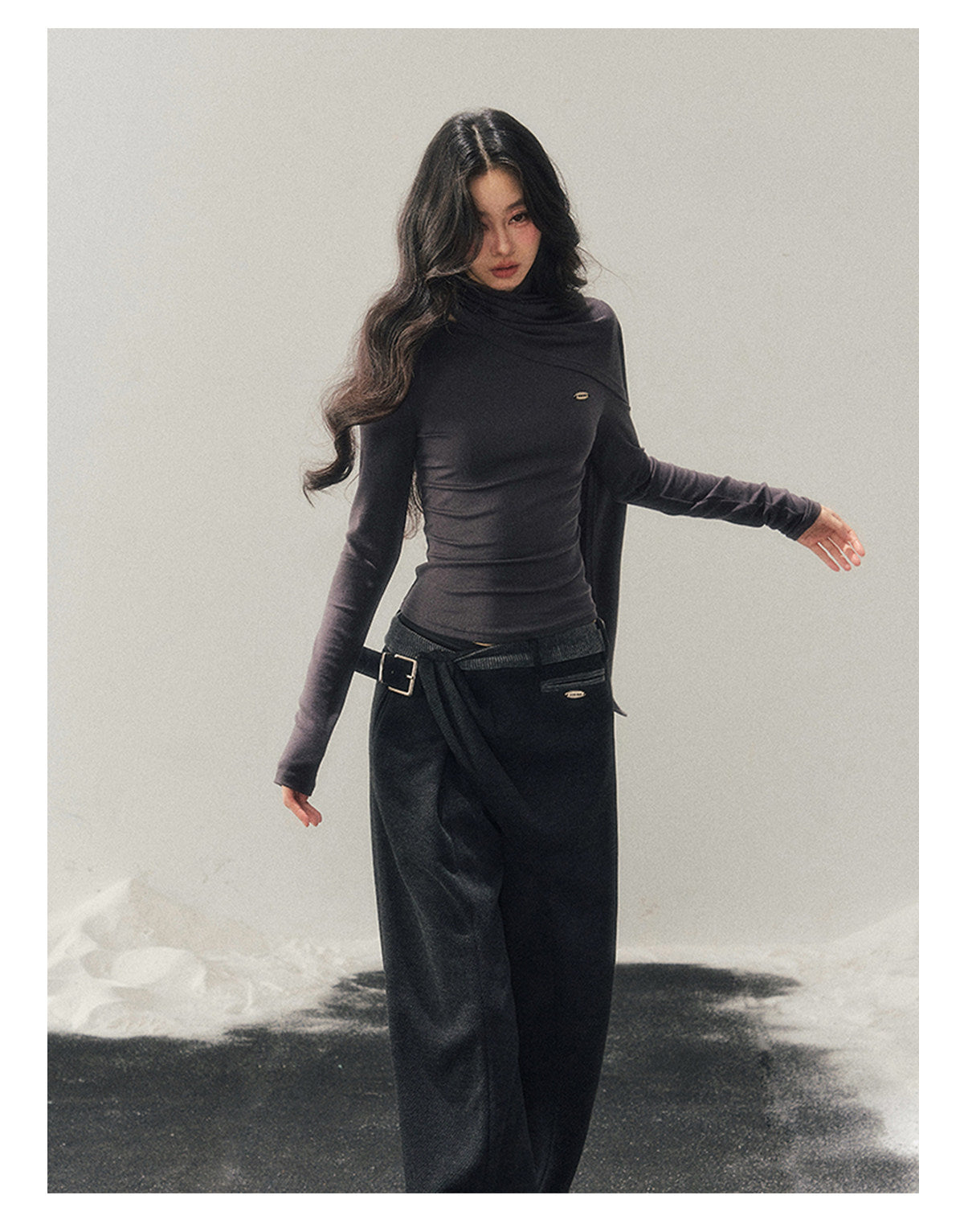少也眼 "Essential Muse" Deep Slate Gray Cropped Long-Sleeve Knit Top