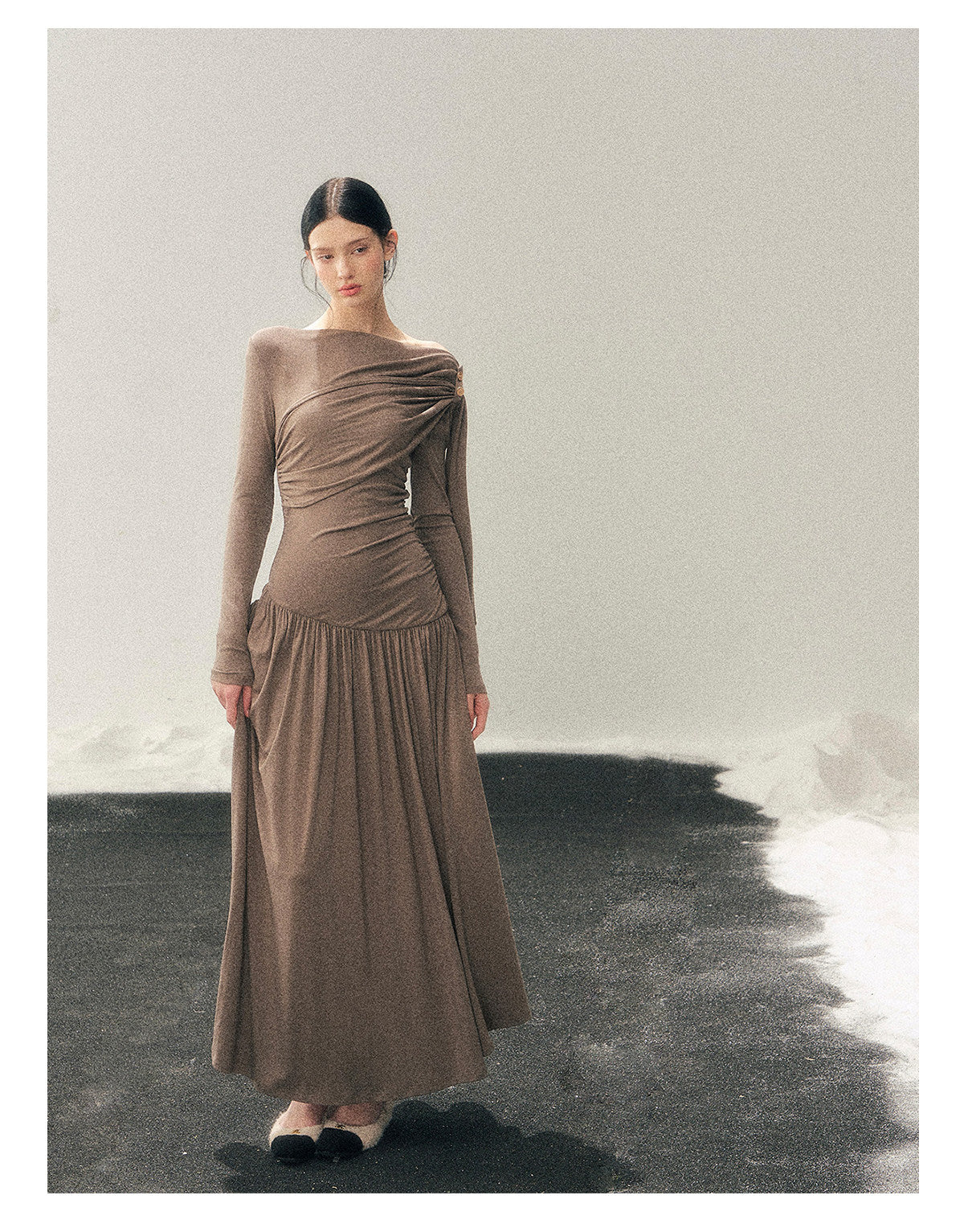 少也眼 "Pure Heart Reflected in Snow" French Cool Off-Shoulder Knit Maxi Dress