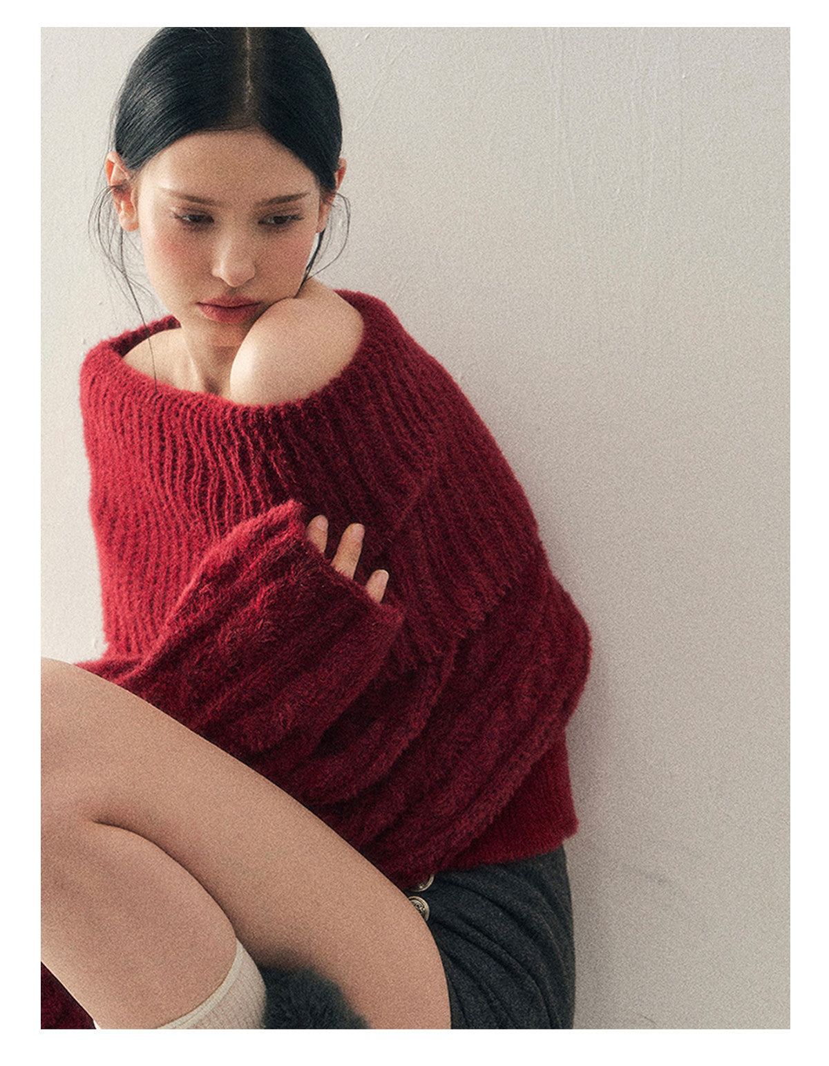 少也眼 "Crimson Glow on the Shoulders" Off-Shoulder Cable Knit Cropped Sweater
