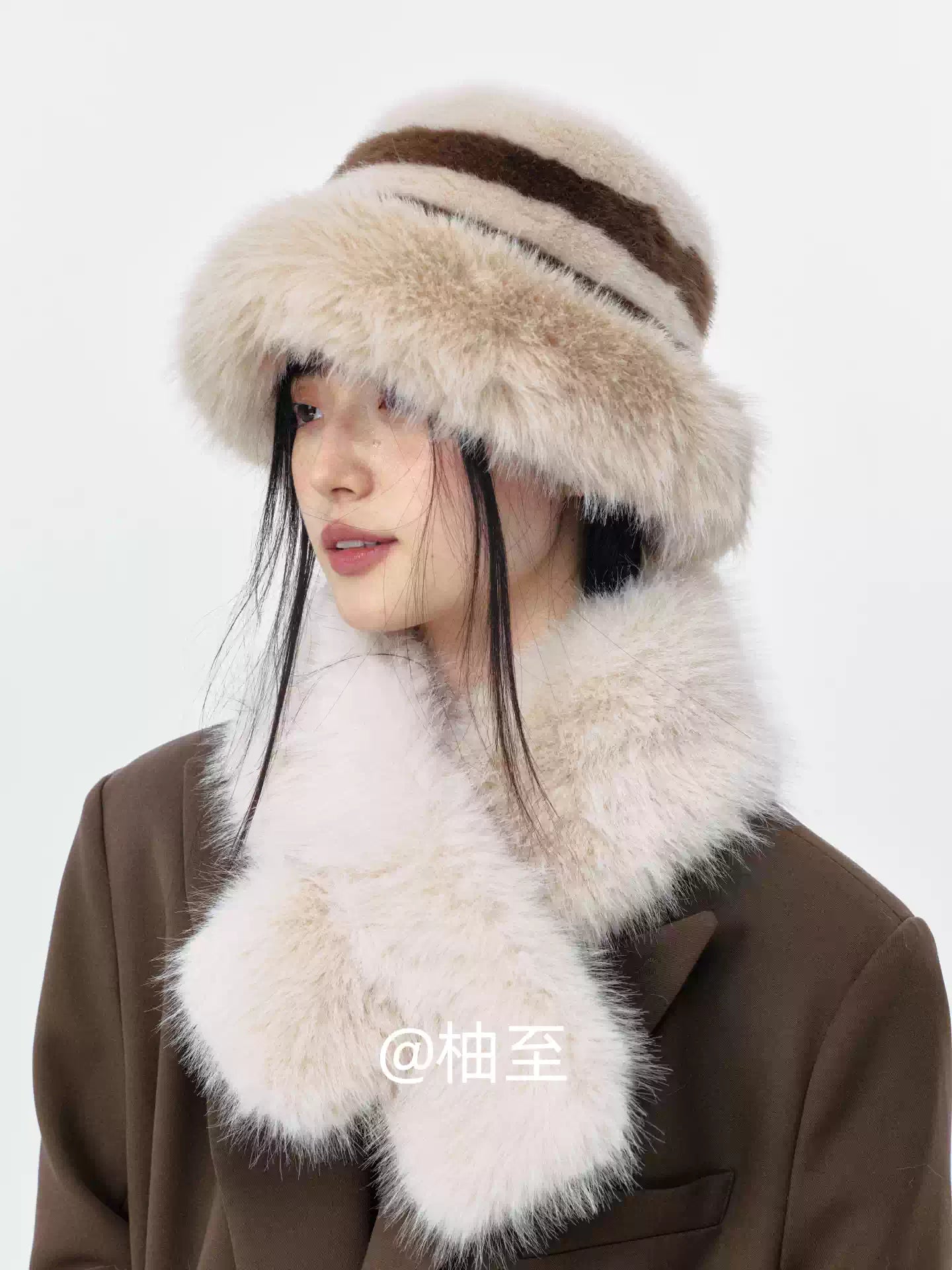 Off White Striped Plush Hat & Scarf Set – Cozy 2-Piece Winter Ensemble