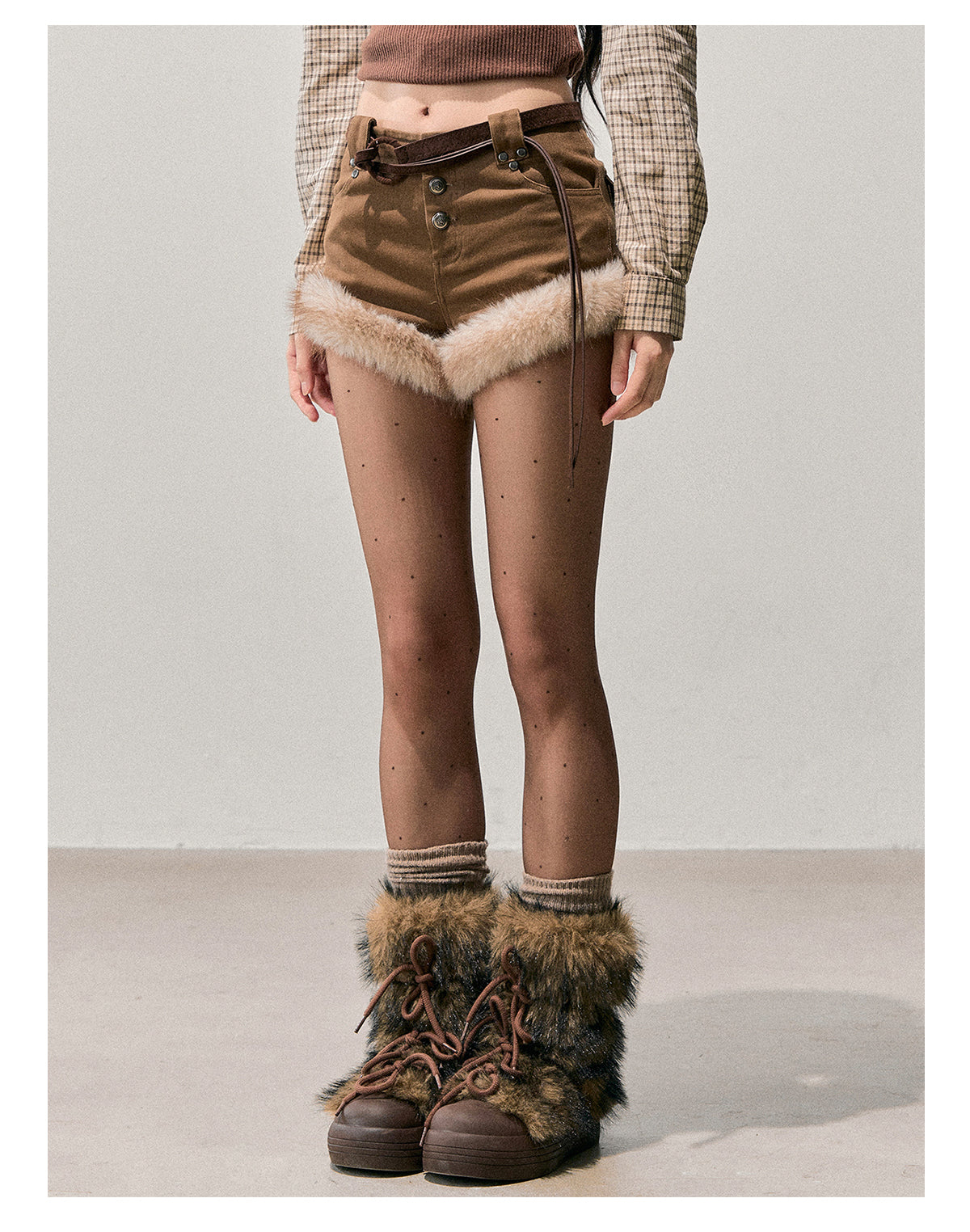 少也眼 "Her Gentle Footsteps" Faux Fur–Trim High-Waist Shorts