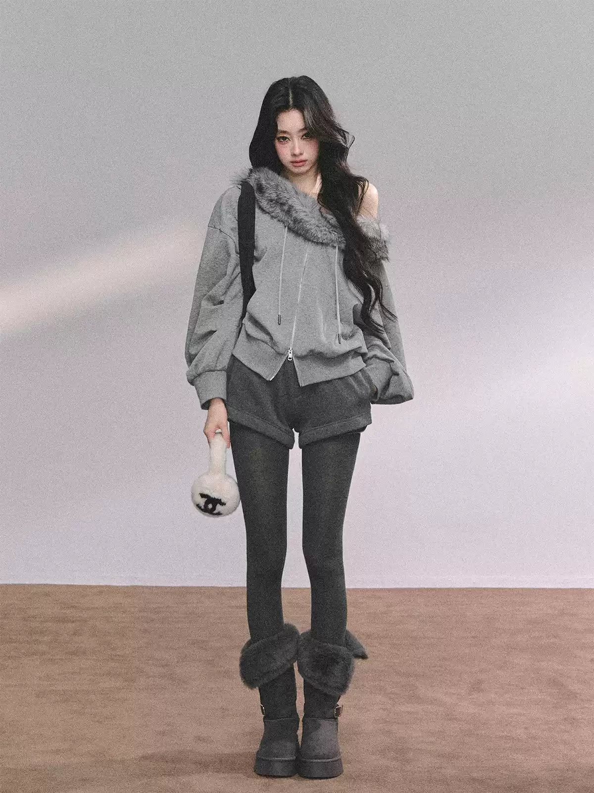 少也眼 Two-Piece Grey Hoodie and Shorts Set