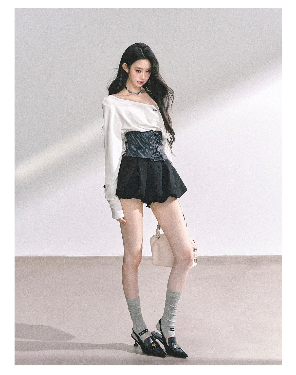 少也眼 "Ivy Academy" Asymmetric Off-Shoulder Long-Sleeve Tee