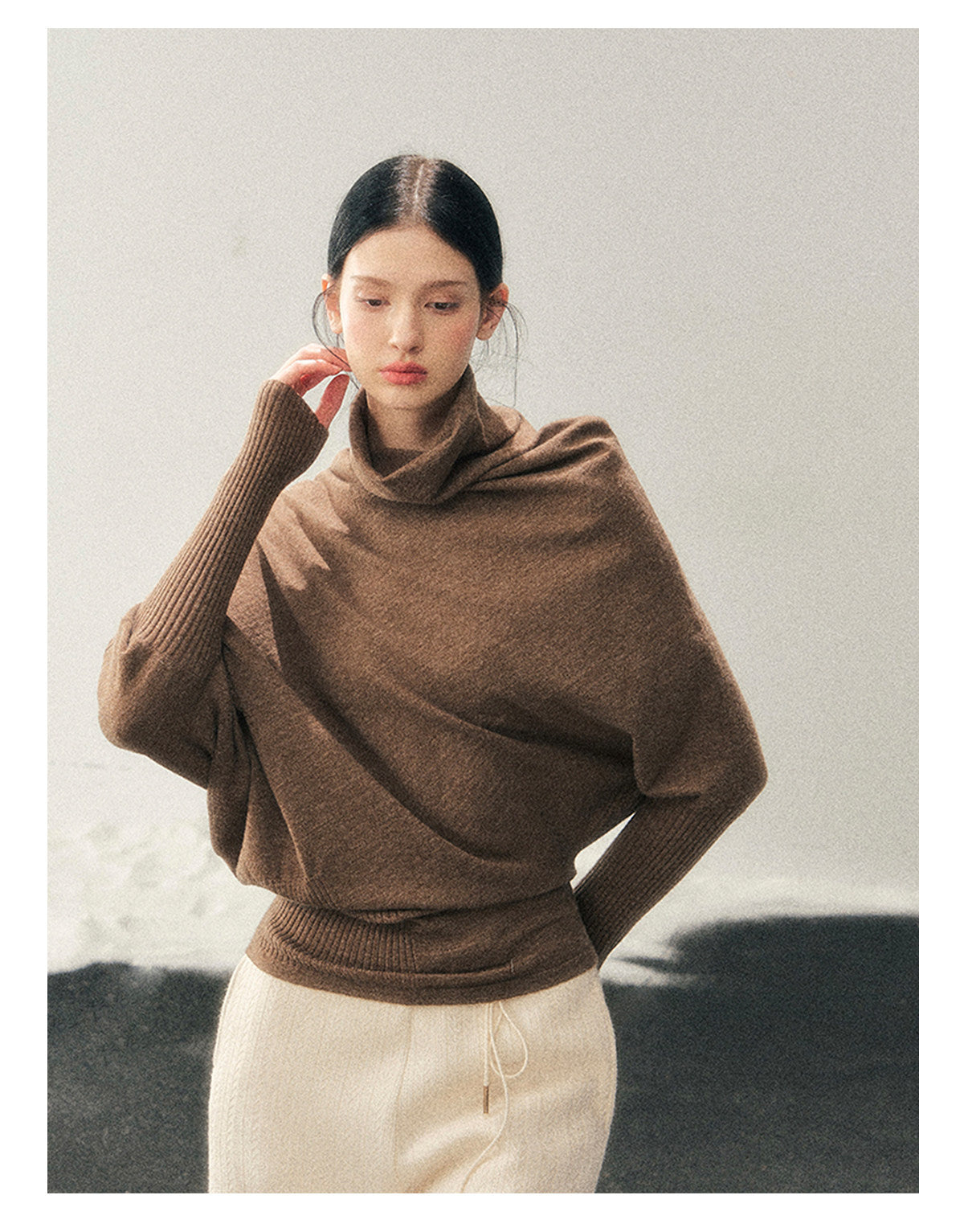 少也眼 "Ember at Dusk" High-Neck Cozy Knit Top – Milk Tea