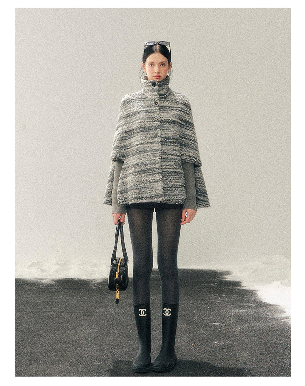 少也眼 "Soft-Focus Warmth" Tweed Cape Coat - Silver Grey