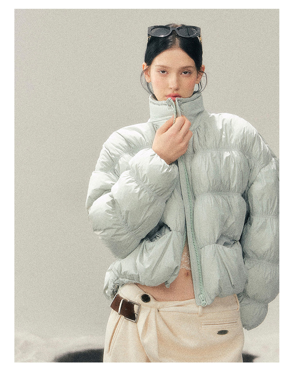 少也眼 “She Gazes at the Snow” White Duck Down Cropped Jacket - Haze Blue