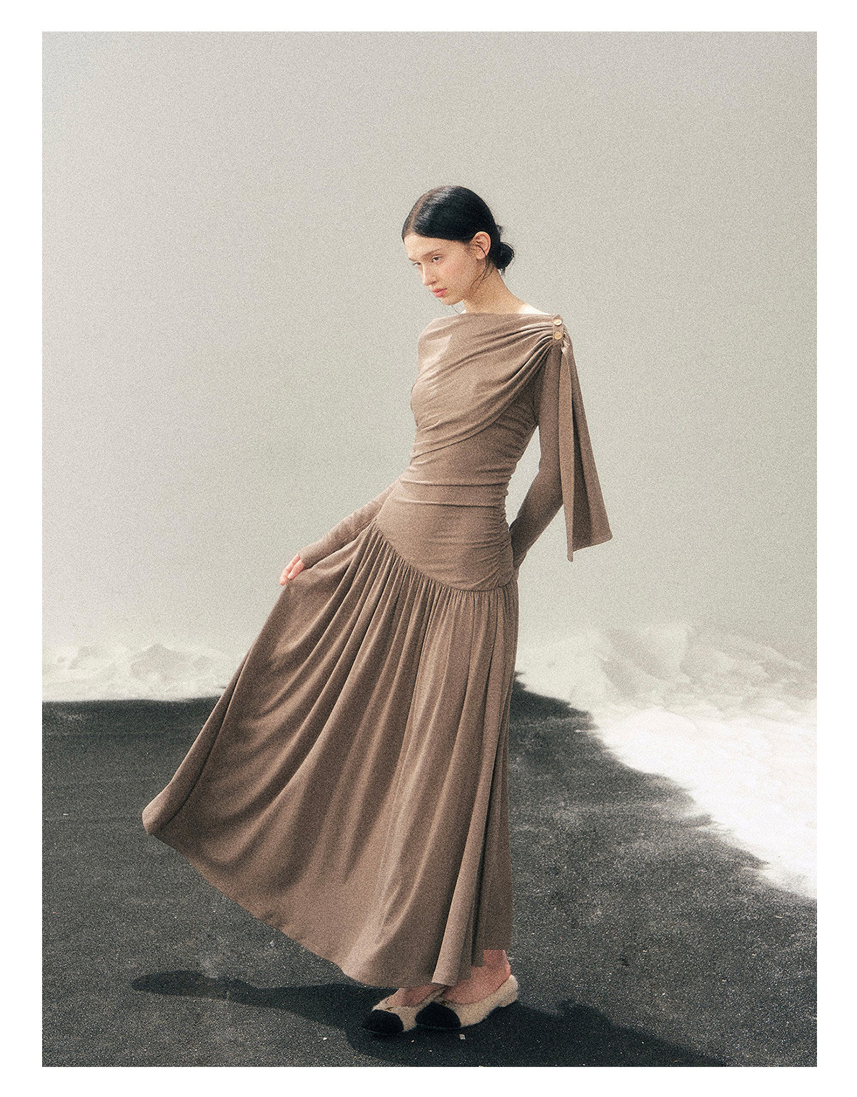 少也眼 "Pure Heart Reflected in Snow" French Cool Off-Shoulder Knit Maxi Dress
