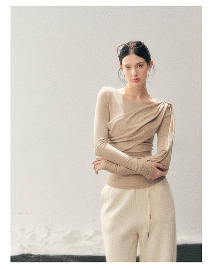 少也眼 “She Is Lighter Than the Wind” Streamer-Neck Top - Oatmeal