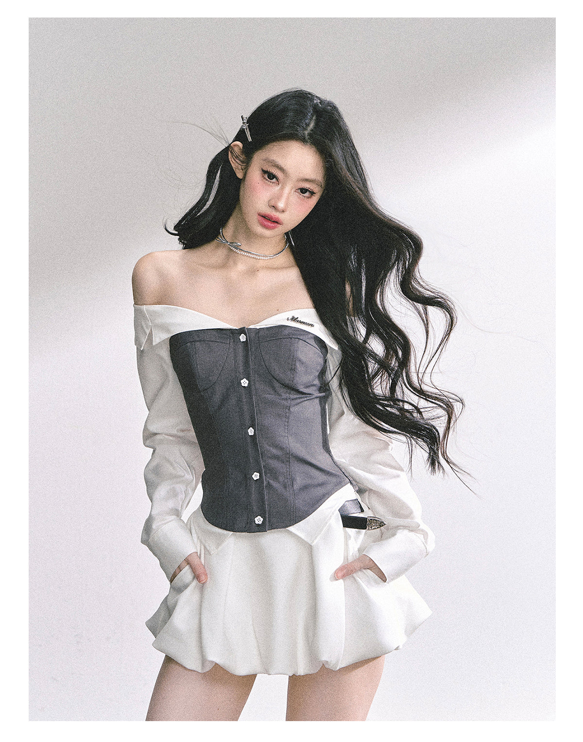少也眼 "London Crush" Off-Shoulder Dual-Layer Long-Sleeve Spicy Girl Tee - Gray White