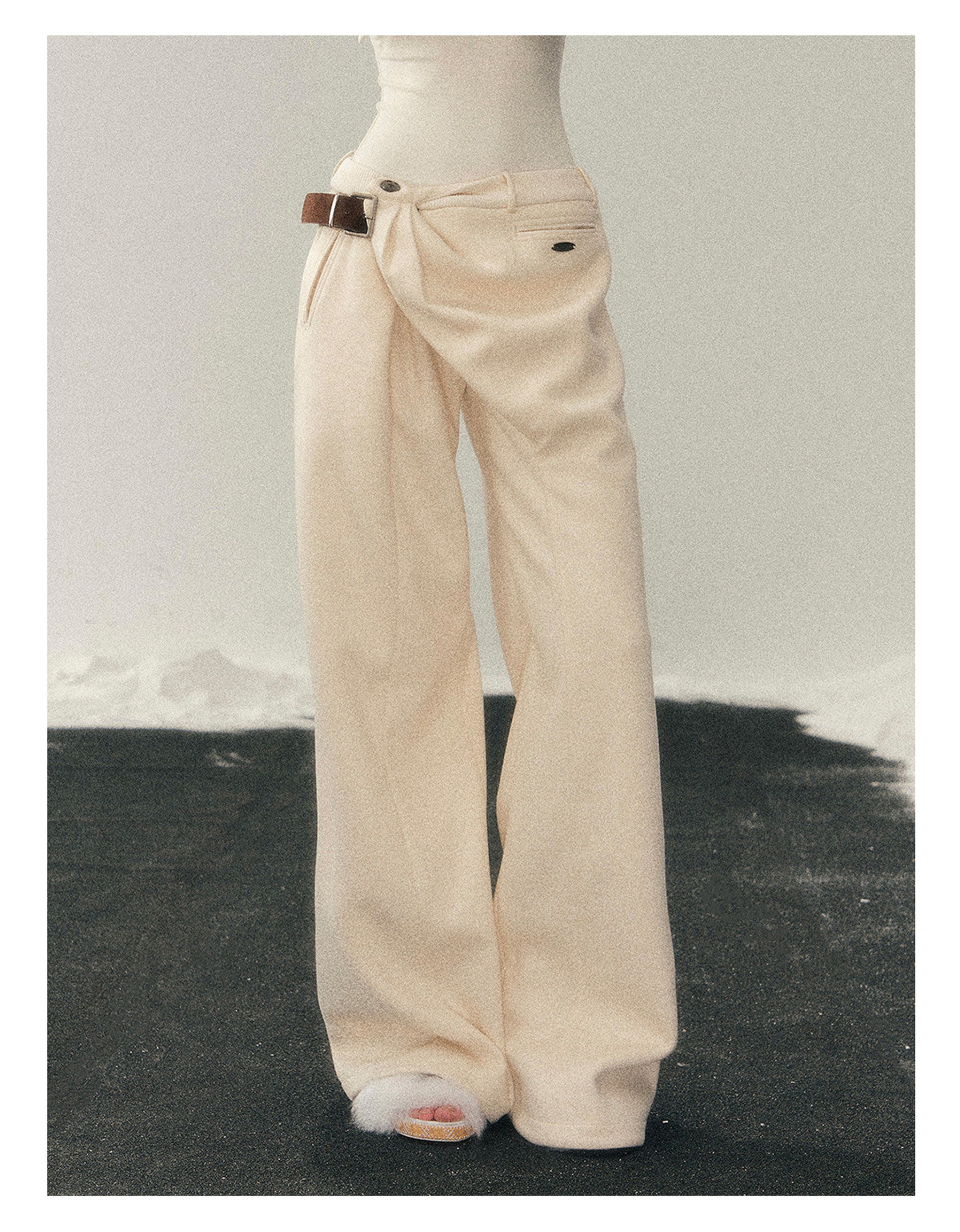 少也眼 “She Passes Through Winter” Fleece-Lined Wide-Leg Trousers with Belt Detail - Mother-of-Pearl Beige