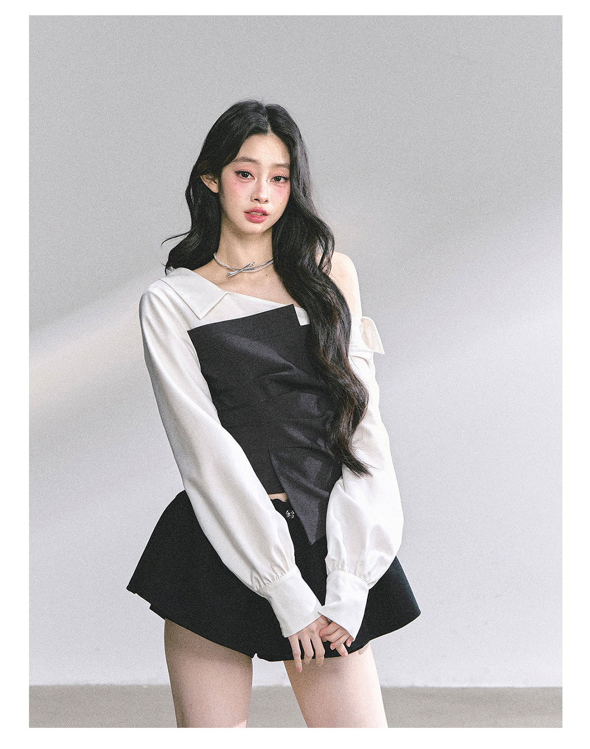 少也眼 "Gossip Senior Muse" Faux-Layered French Asymmetric Shoulder Blouse 56485652