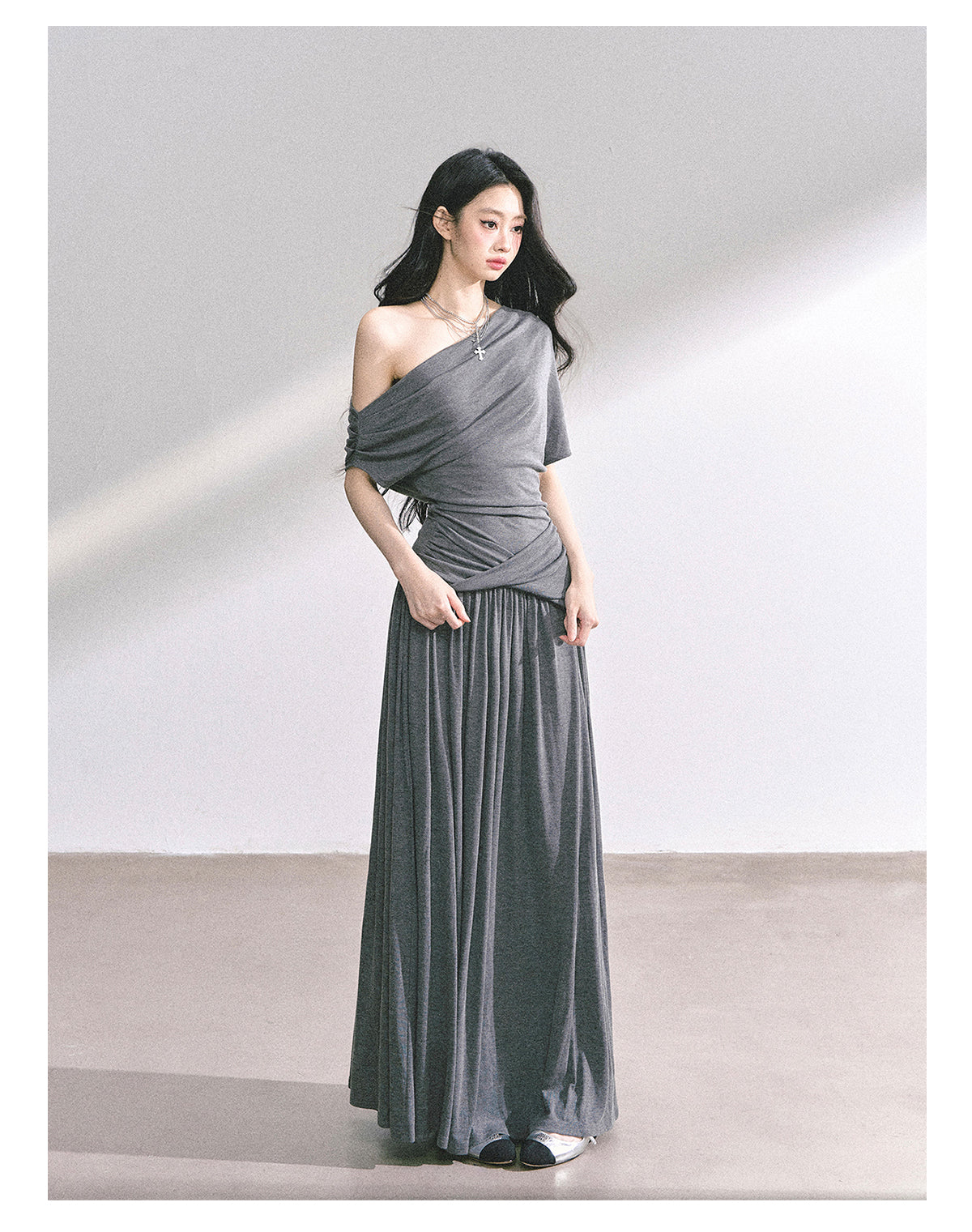 少也眼 “Minimal Paper Doll” Asymmetric Maxi Dress