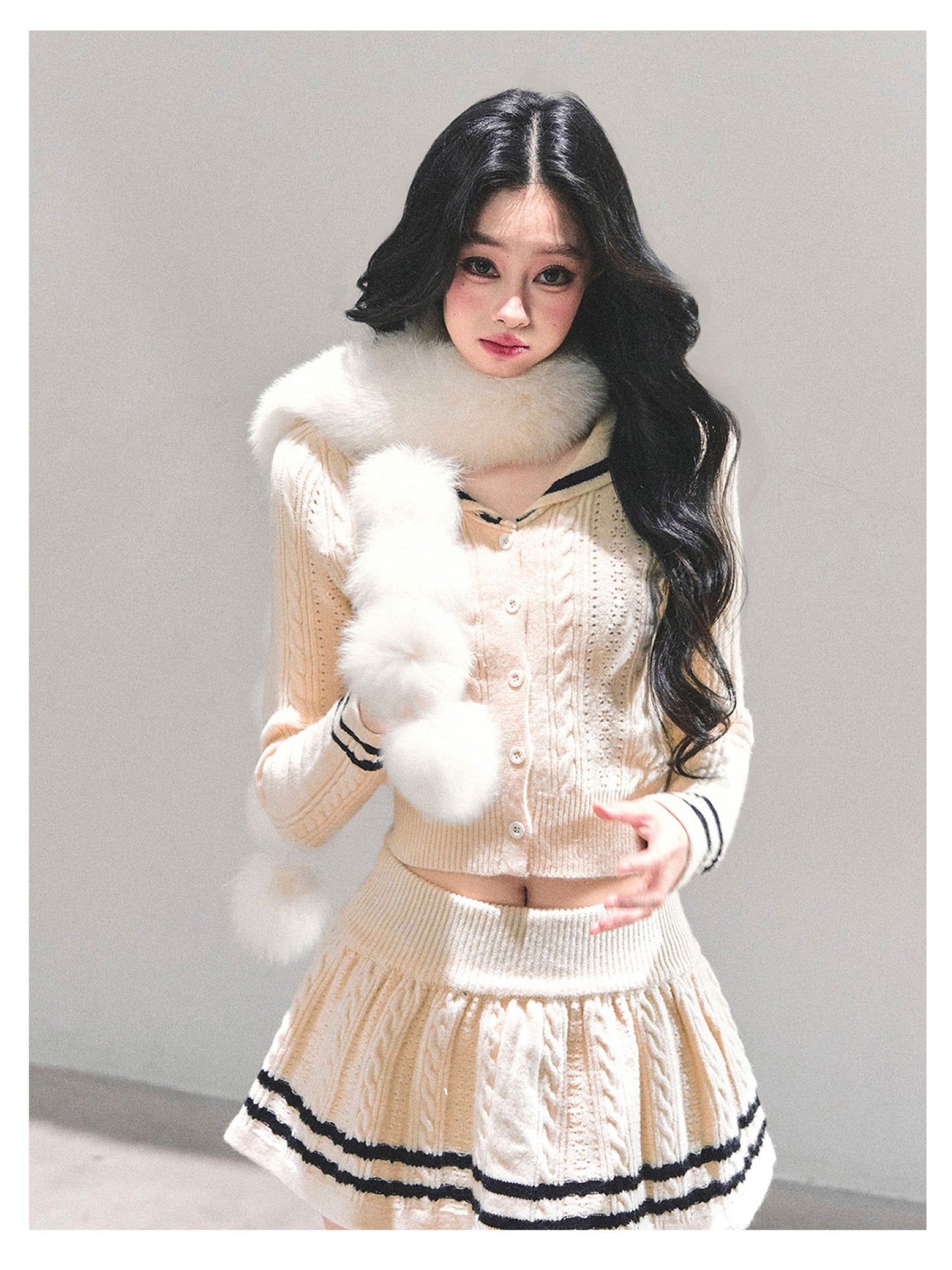 少也眼 “Passing by Her Side" Faux Fox Fur Scarf - White