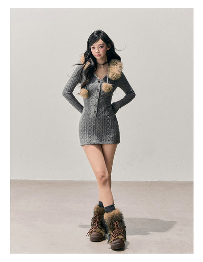 少也眼 “She Arrives Like Duskfall” Rib-Knit Bodycon Dress with Detachable Fur Collar 68485