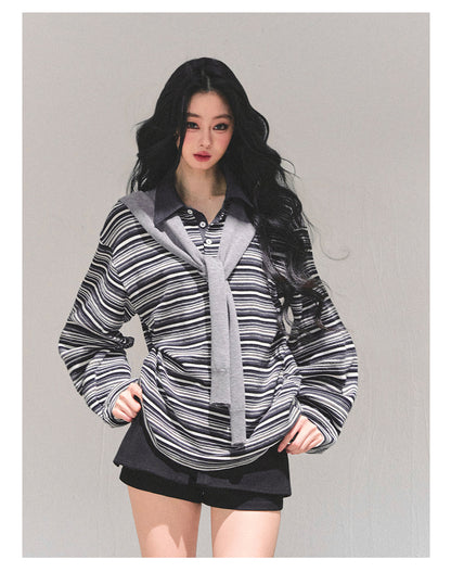 少也眼 "Unfinished Poem" Striped Polo Long Sleeve - Charcoal Gray 543682