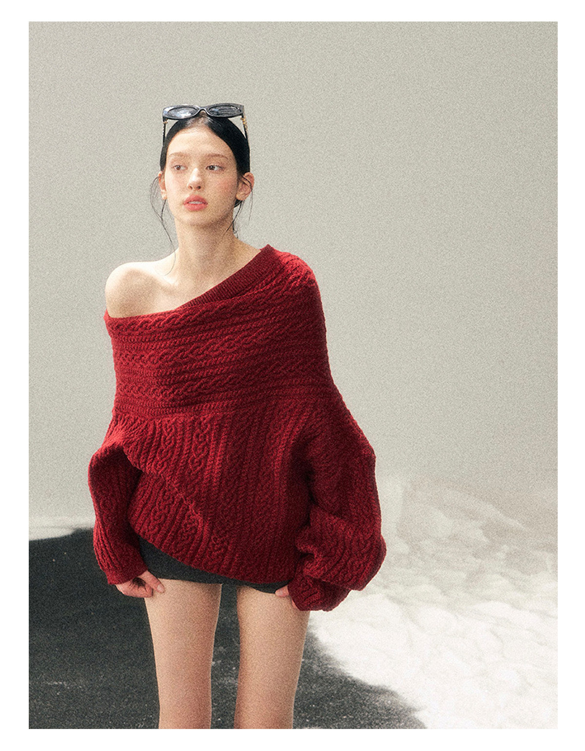 少也眼 “Norwegian Exchange” Off-Shoulder Cable Knit Winter Sweater – Cabernet Red
